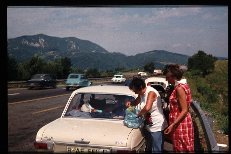 14.Italie jul 1977 Ilse,Mama.JPG